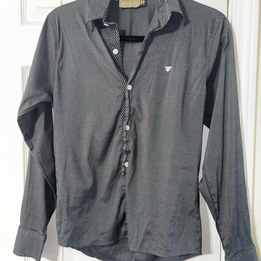 Gray Casual Button Down Shirt with Long Sleeves and Tailored Fit